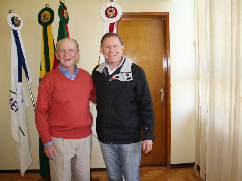 EX-PREFEITO DE TUPARENDI VISITA PREFEITO CASALI