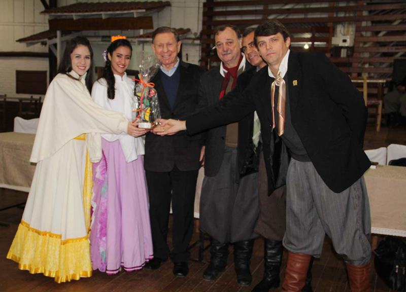 YASMIN DE CASTRO REINEHR RECEBE PRÊMIO MERECIMENTO