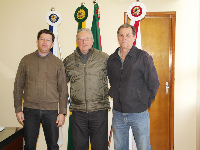 PREFEITO EM EXERCÍCIO RECEBE VISITA DE EMPRESÁRIOS