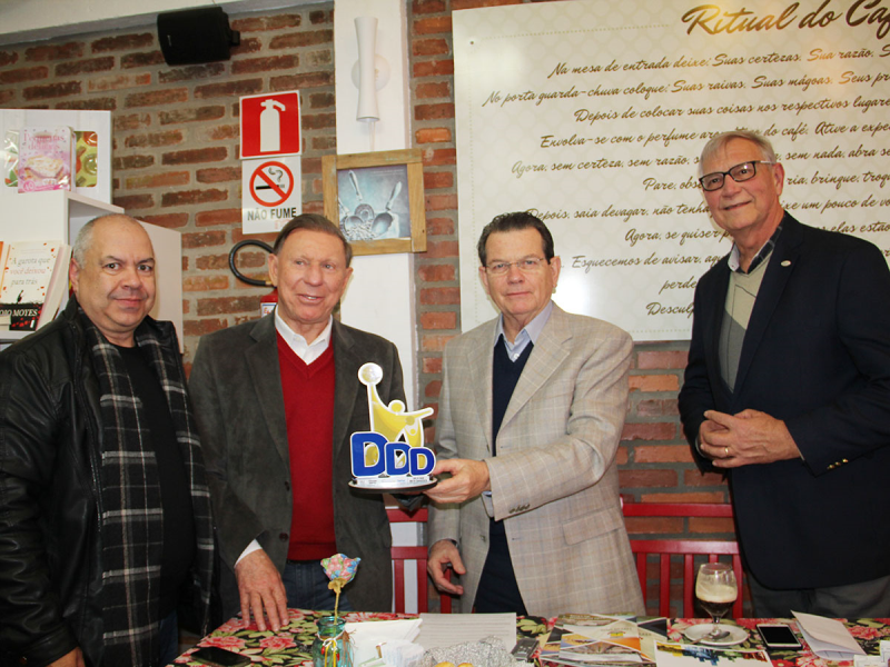 PREFEITO CASALI RECEBE TROFÉU MÉRITO COMUNITÁRIO