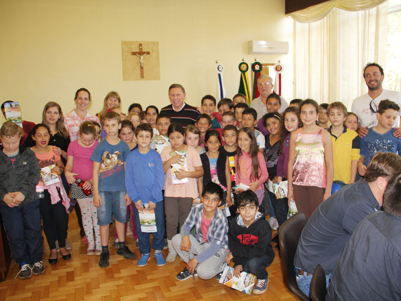 ESTUDANTES DA ESCOLA SÃO FRANCISCO VISITAM O PALÁCIO MUNICIPAL
