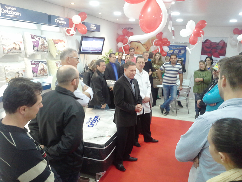 PREFEITO PRESTIGIA EVENTO COMEMORATIVO DA FRANQUIA ORTOBOM