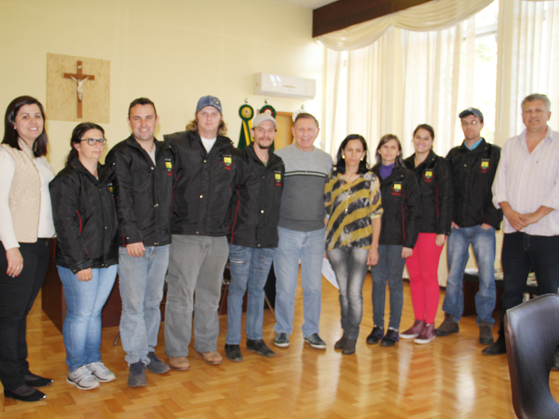 AGENTES DE COMBATE A ENDEMIAS RECEBEM UNIFORMES DE INVERNO