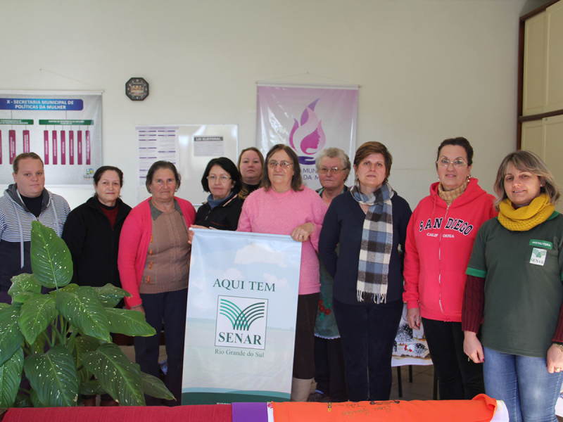 SECRETARIA DA MULHER REALIZA CURSO DE PINTURA EM TECIDO