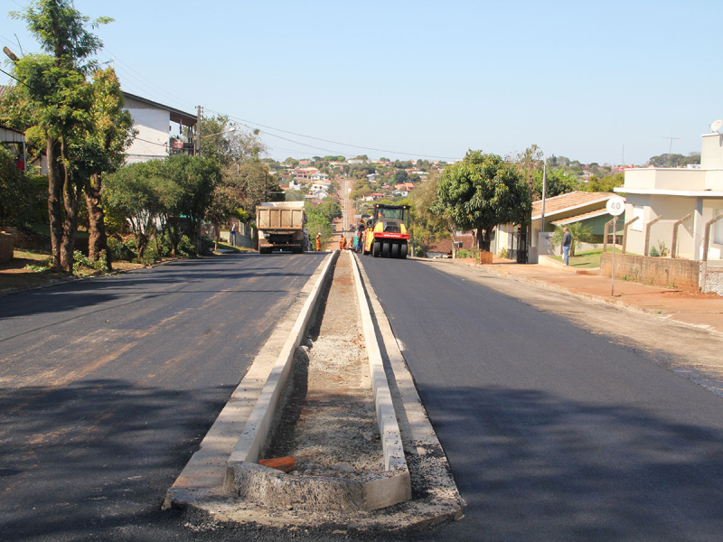 INICIA O CAPEAMENTO ASFÁLTICO NA RUA BURICÁ