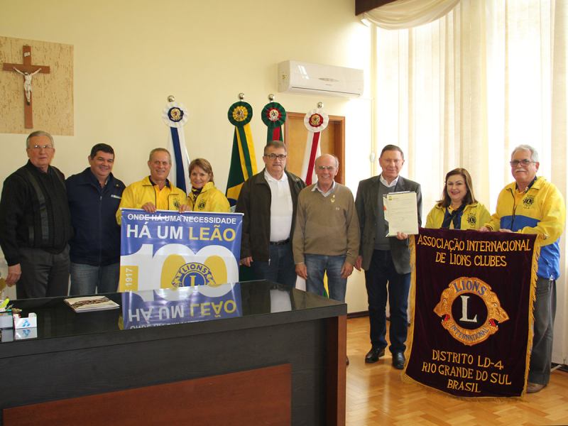 GOVERNADOR DO DISTRITO LD4 DO LIONS CLUBE VISITA TRÊS DE MAIO