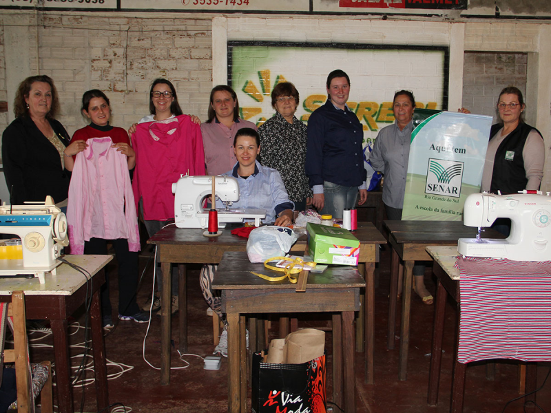 SECRETARIA DA MULHER REALIZA CURSO DE CONFECÇÃO E DE PINTURA EM TECIDO