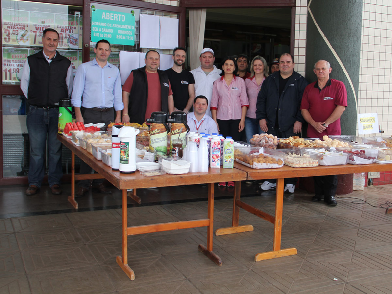 EXECUTIVO PARTICIPA DE CAFÉ DA MANHÃ DOS CAIXEIROS VIAJANTES