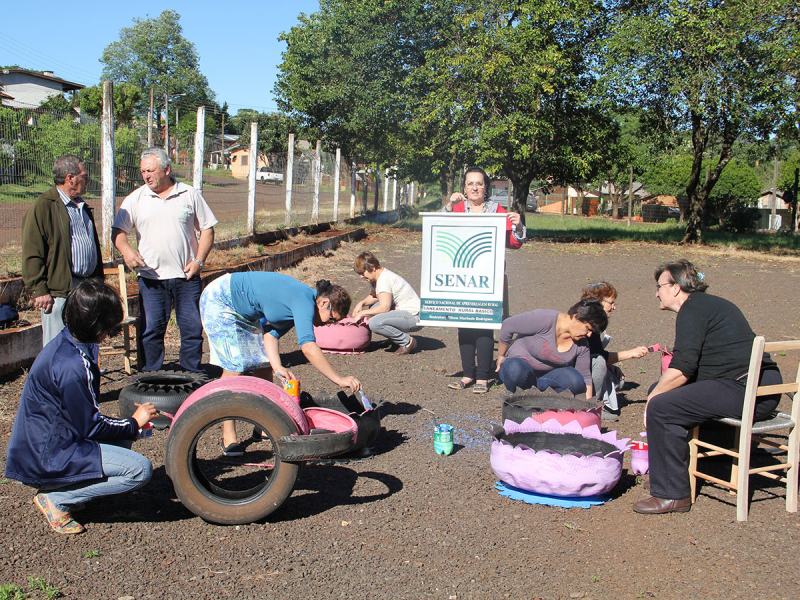 ARTESANATO COM PNEUS É TEMA DE CURSO OFERECIDO PELA SECRETARIA DE POLÍTICAS