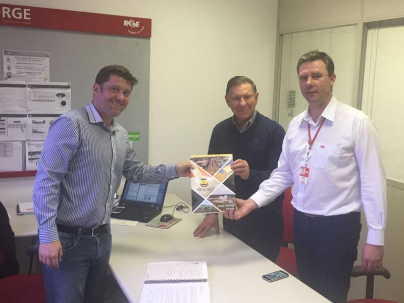 PREFEITO ENCAMINHA PLEITOS NA RGE