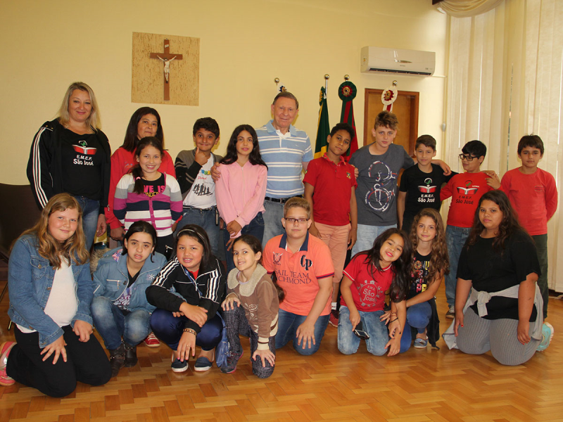 ESTUDANTES DE ESCOLA RURAL VISITAM PREFEITURA MUNICIPAL