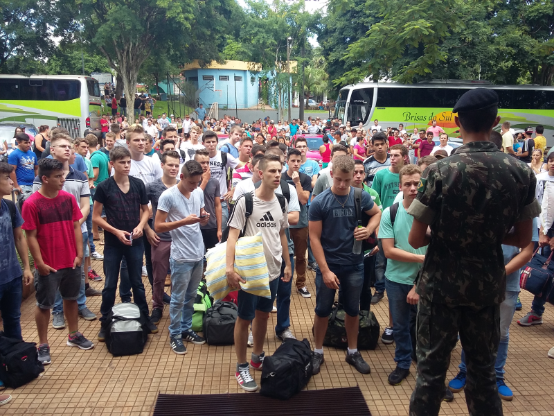 Jovens alistados em Três de Maio embarcam para Itaqui