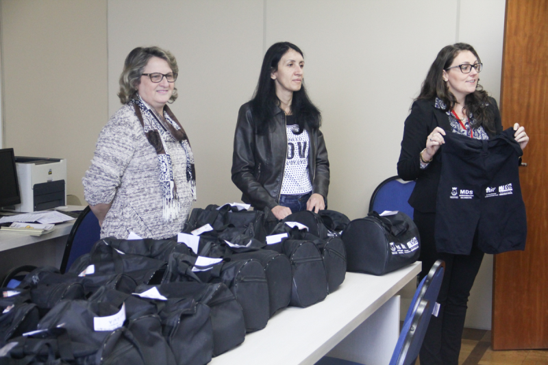 Idosos recebem Kits para prática de Hidroginástica