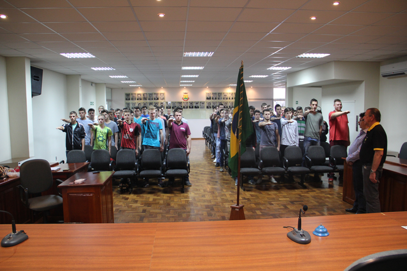 “Prometo estar sempre pronto”, jovens juram à Bandeira em Três de Maio
