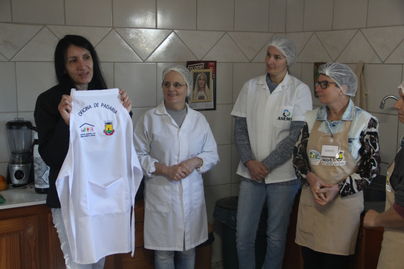 Curso de Padaria da SMDS recebe novos uniformes
