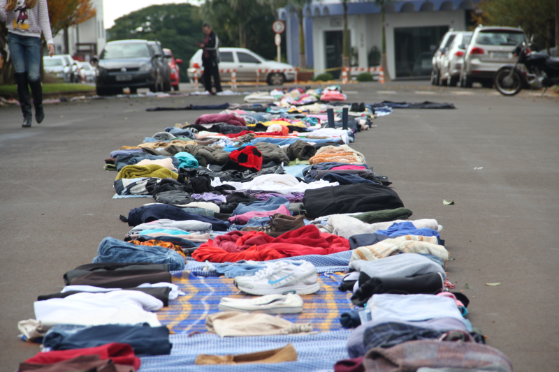SMDS recebe roupas da Comunidade Católica para campanha do Agasalho