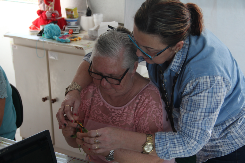 Grupo de Arteterapia utiliza materiais reciclados