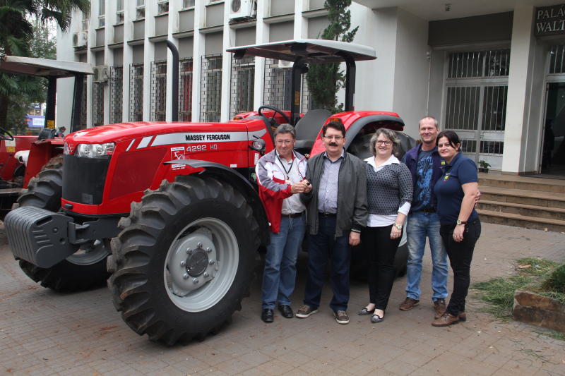 Prefeitura adquire trator para a Secretaria de Agricultura