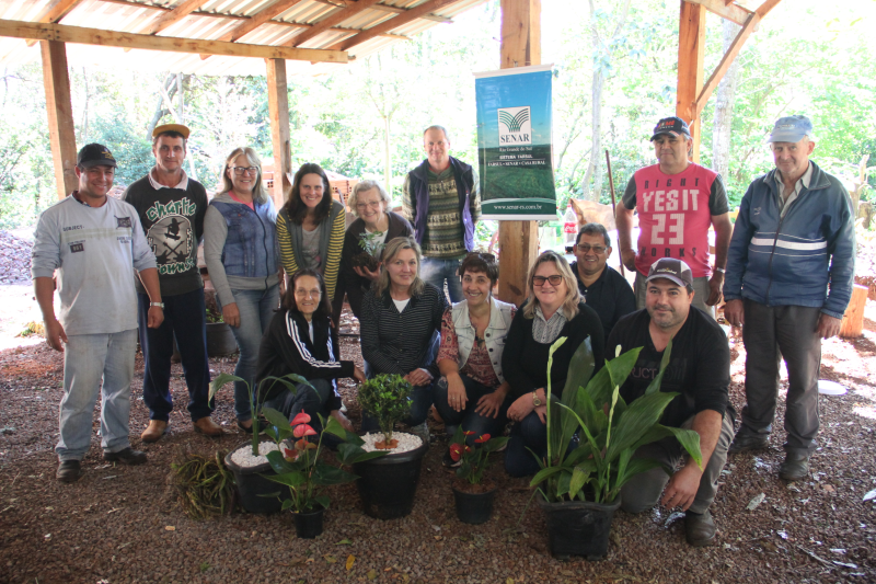 Plantas ornamentais e floricultura são tema de curso para a população
