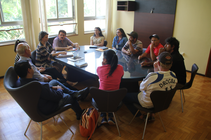 Prefeito se reúne com comissão de moradores em situação irregular