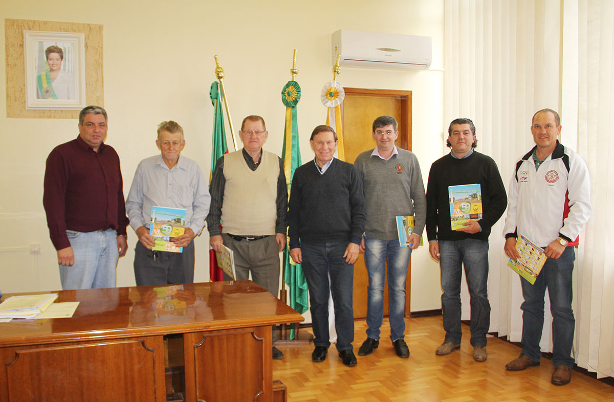 EXECUTIVO ASSINA CONVÊNIOS COM ENTIDADES