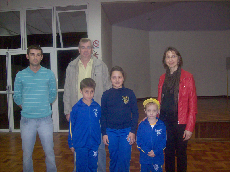 ALUNOS DA AABB COMUNIDADE RECEBEM UNIFORMES