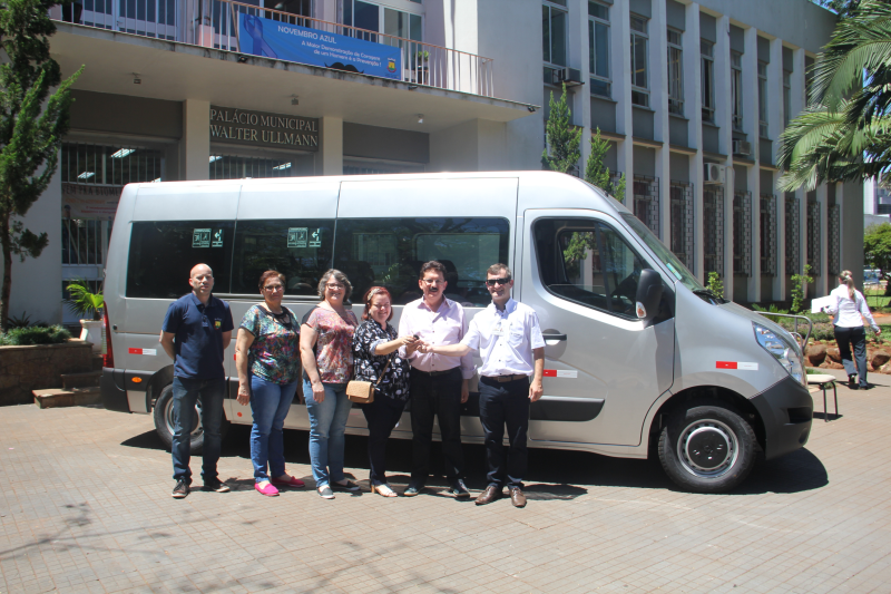 Prefeitura adquire Van para transporte de pacientes