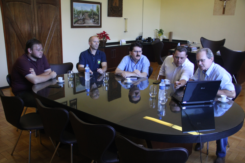 Rotary apresenta projeto ambiental ao Executivo