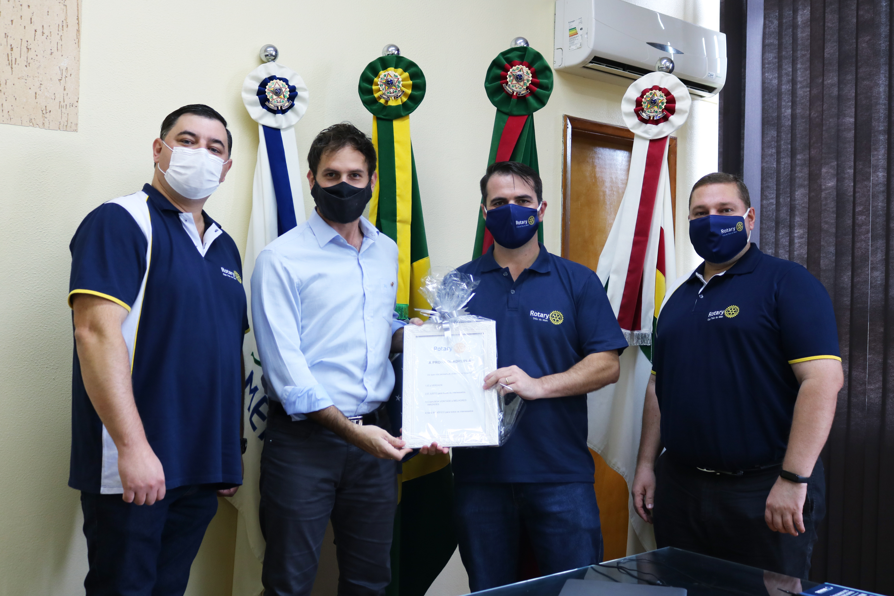 PREFEITO RECEBE QUADRO DE PROVA QUADRUPLA DO ROTARY CLUB