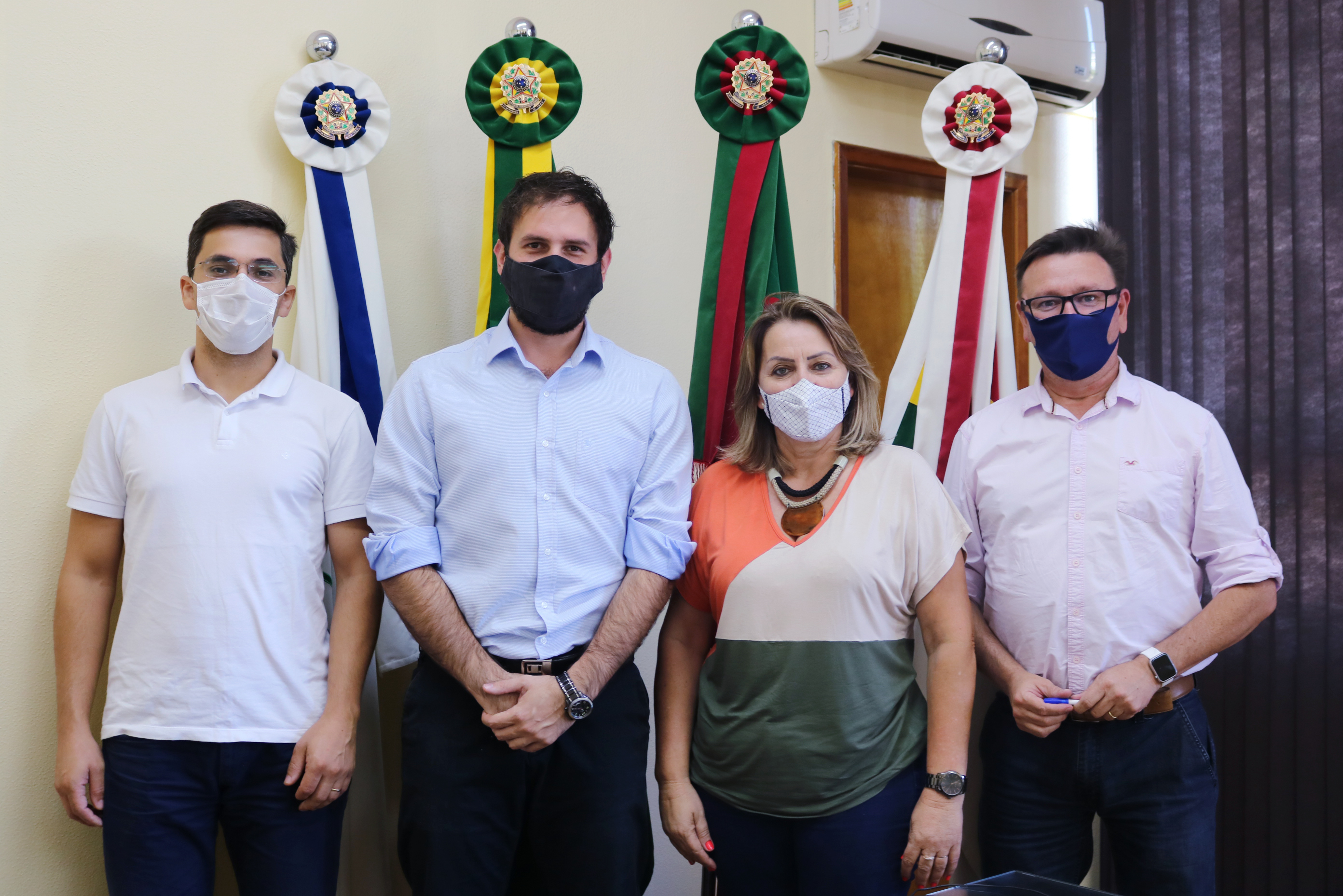 ASSESSORA DO DEPUTADO FEDERAL OSMAR TERRA E VEREADOR DO MDB SE REÚNEM COM O PREFEITO 