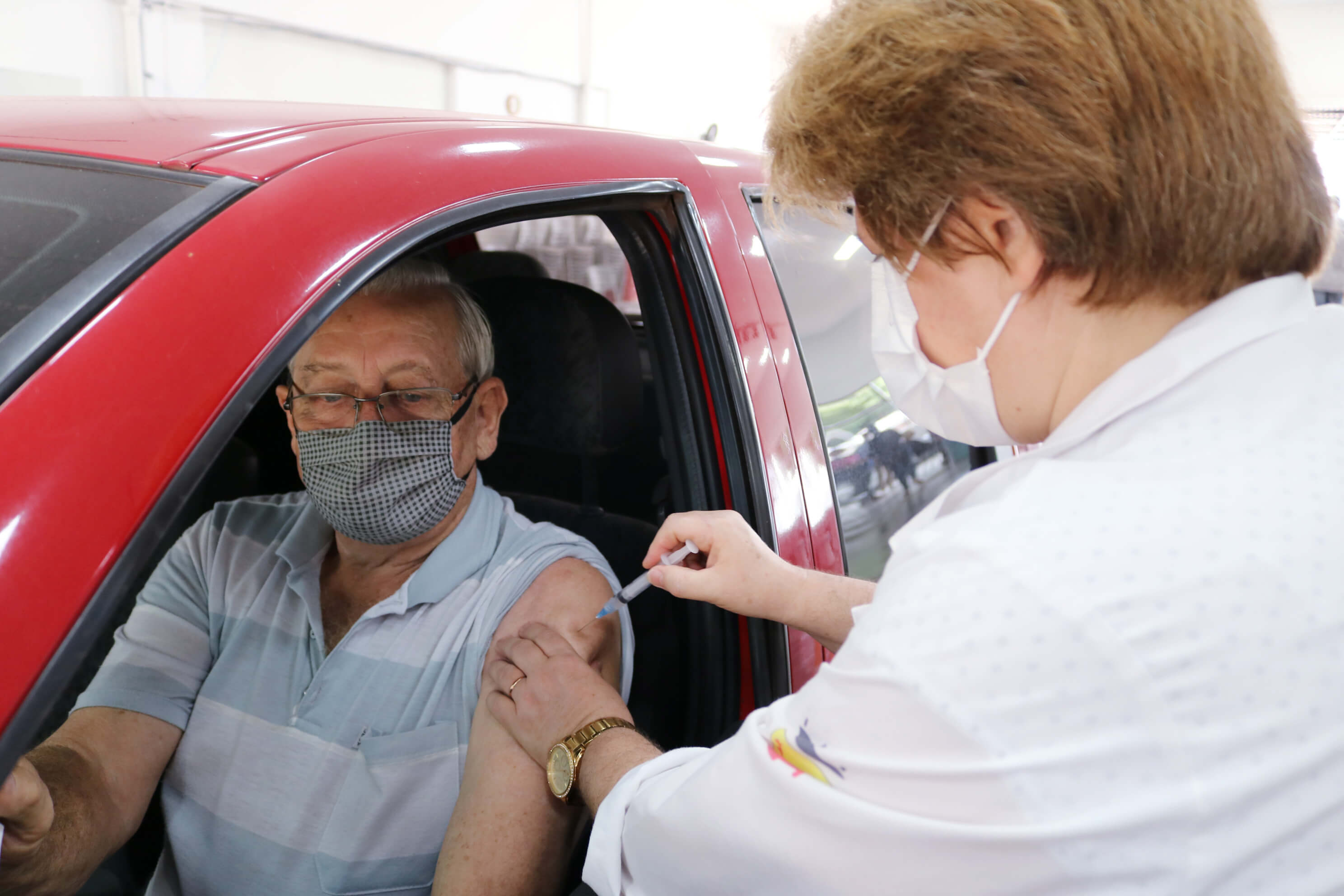 DRIVE-THRU IMUNIZOU 328 PESSOAS COM MAIS DE 75 ANOS EM TRÊS DE MAIO