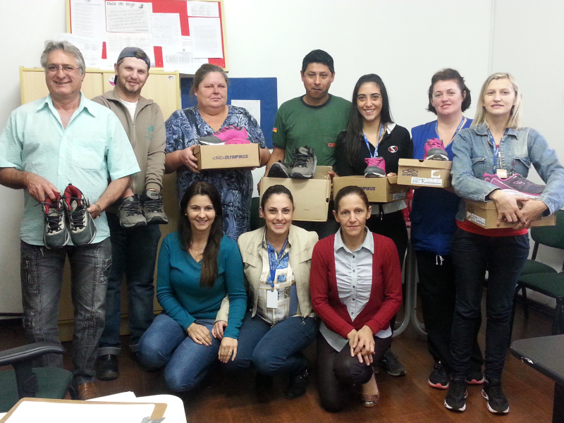 SECRETARIA DE SAÚDE ENTREGA CALÇADOS À AGENTES DE ENDEMIA