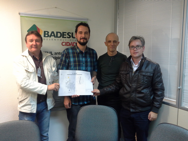 EXECUTIVO SE REÚNE COM ENGENHEIROS DO BADESUL