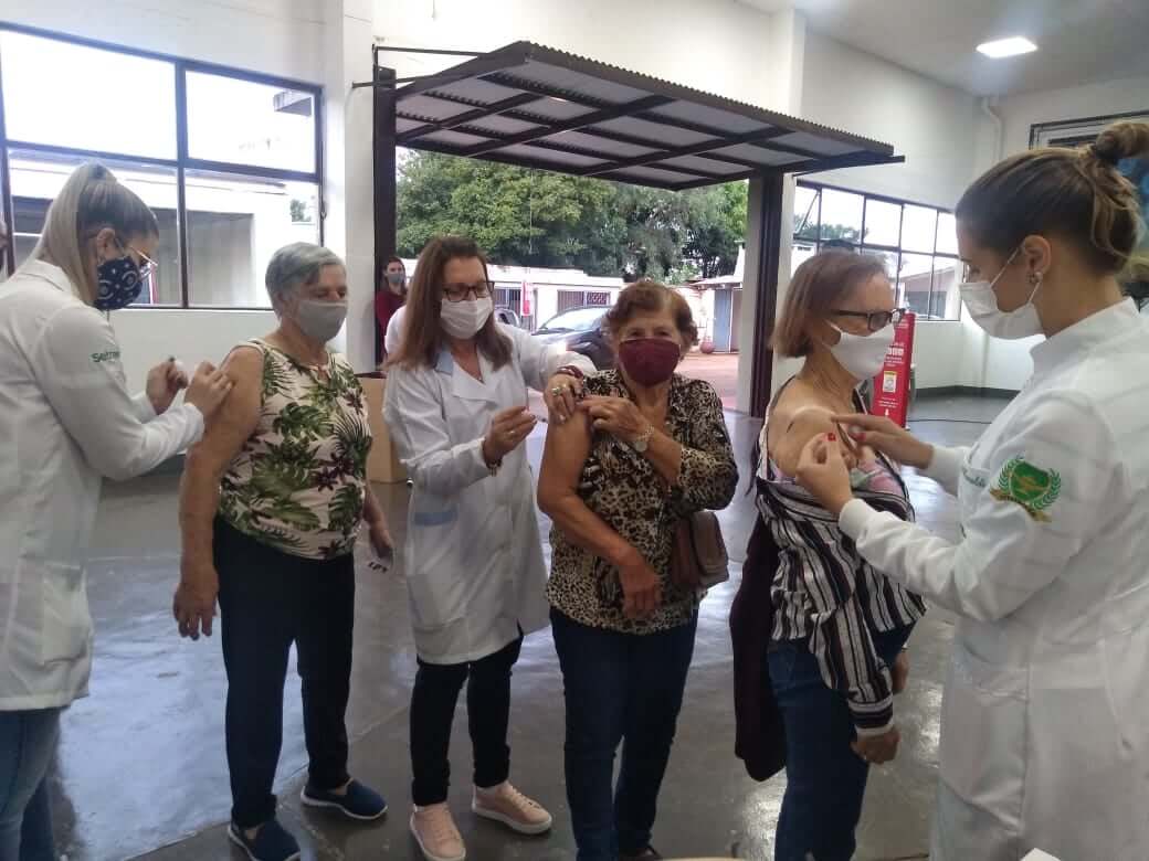 MAIS UM DRIVE-THRU DE VACINAÇÃO CONTRA A COVID-19 OCORREU EM TRÊS DE MAIO