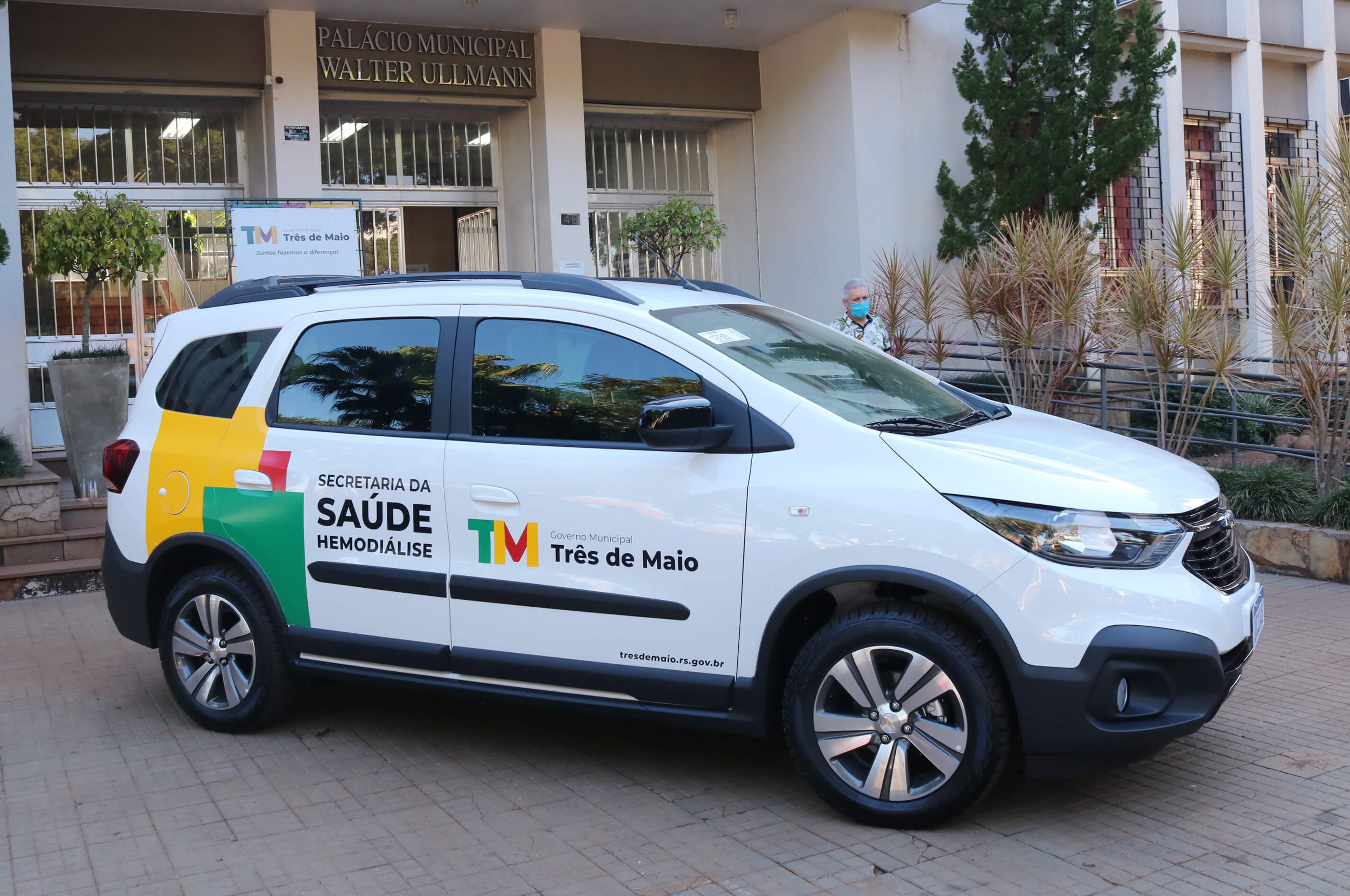 SECRETARIA DE SAÚDE RECEBE VEÍCULO PARA TRANSPORTE DE PACIENTES PARA HEMODIÁLISE