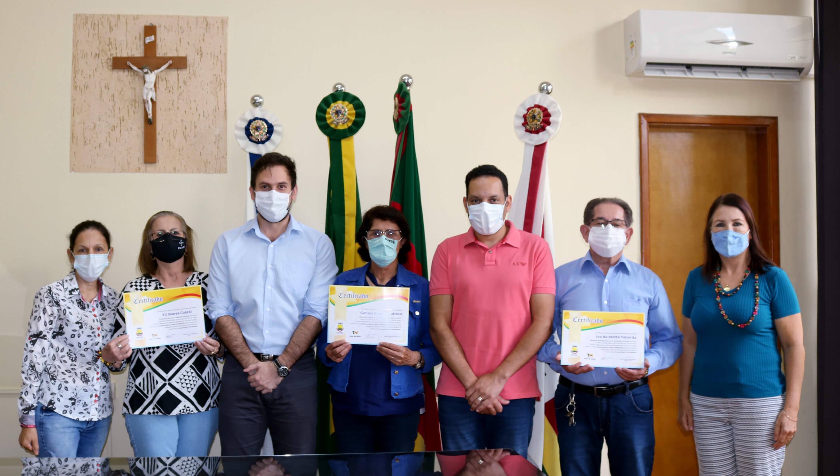 ADMINISTRAÇÃO MUNICIPAL ENTREGA CERTIFICADO DE RECONHECIMENTO PARA SERVIDORES