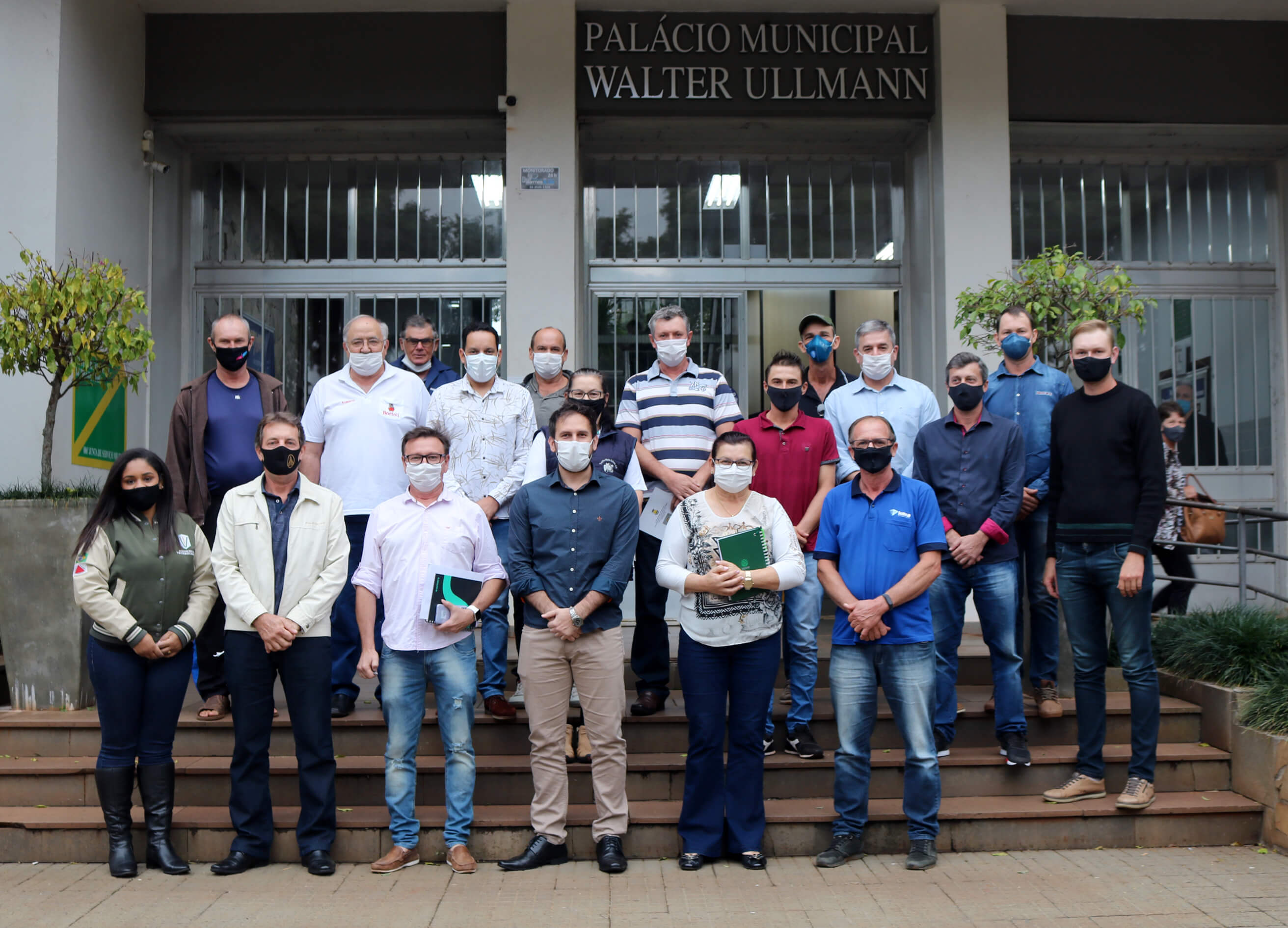 EXECUTIVO SE REÚNE COM AGRICULTORES PARA DEBATER O AGRONEGÓCIO NO MUNICÍPIO