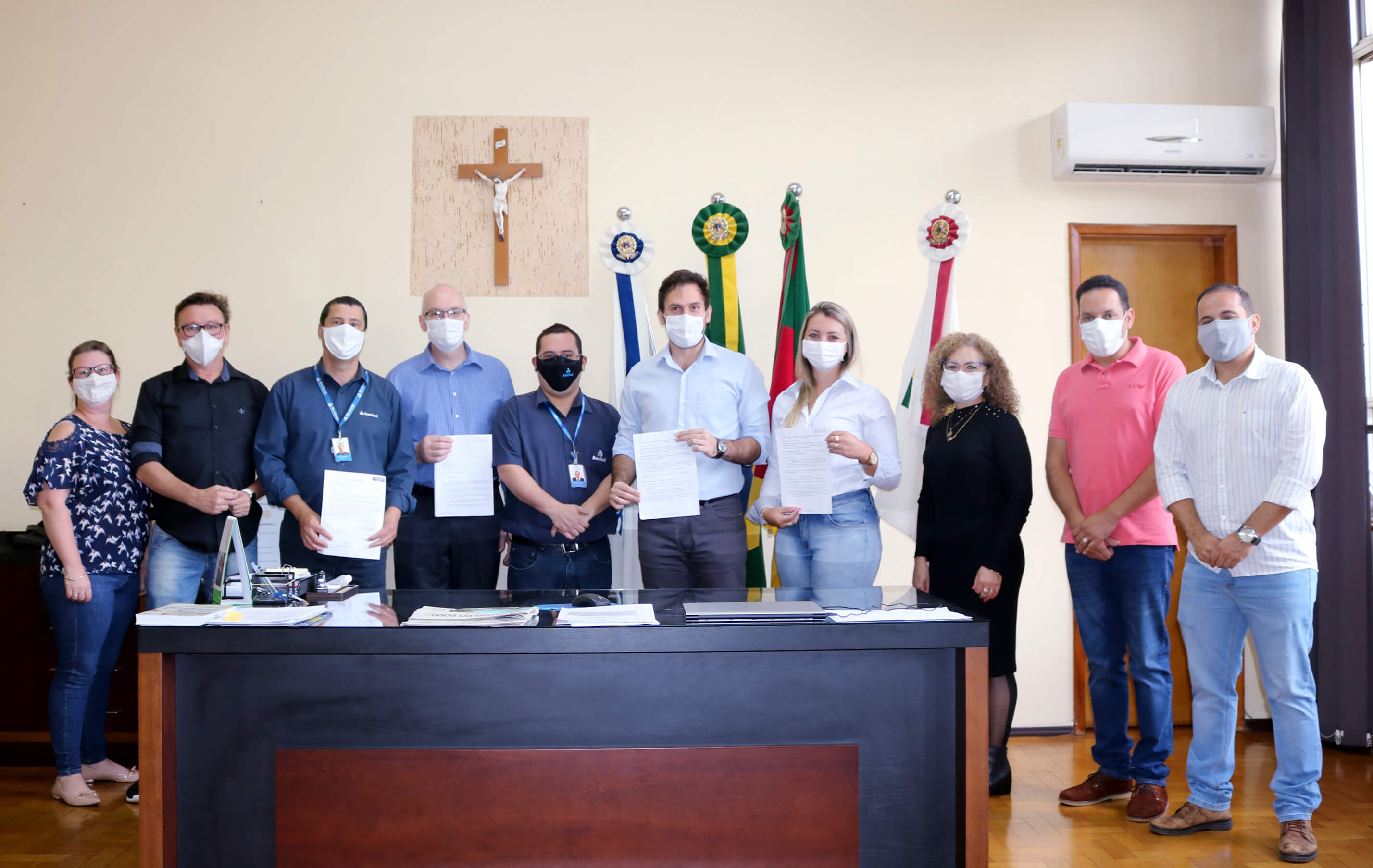 PREFEITO SE REÚNE COM REPRESENTANTES DE AGÊNCIAS BANCÁRIAS