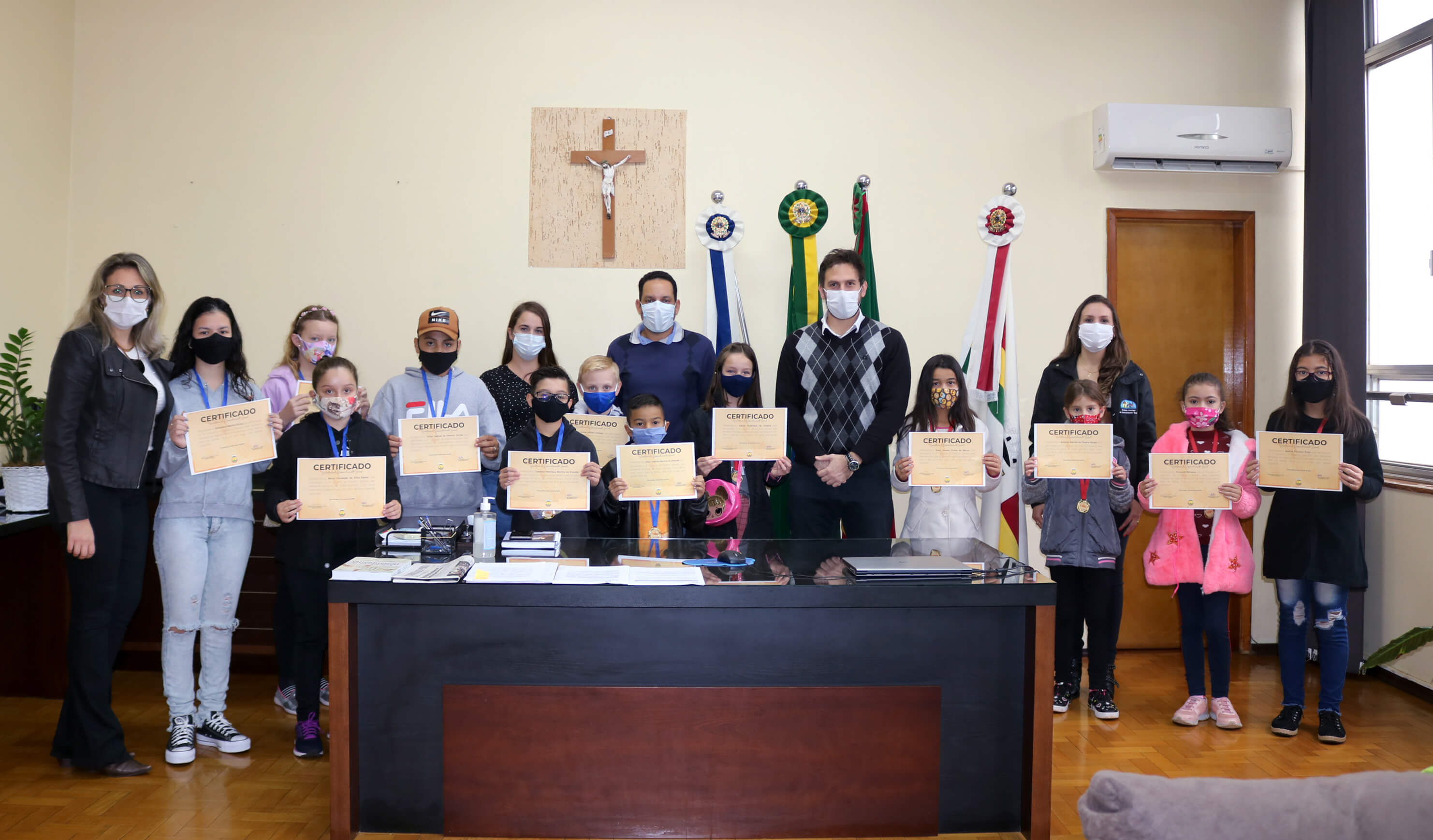 MEDALHAS E CERTIFICADOS DO 1º CONCURSO DE DESENHOS FORAM ENTREGUES HOJE