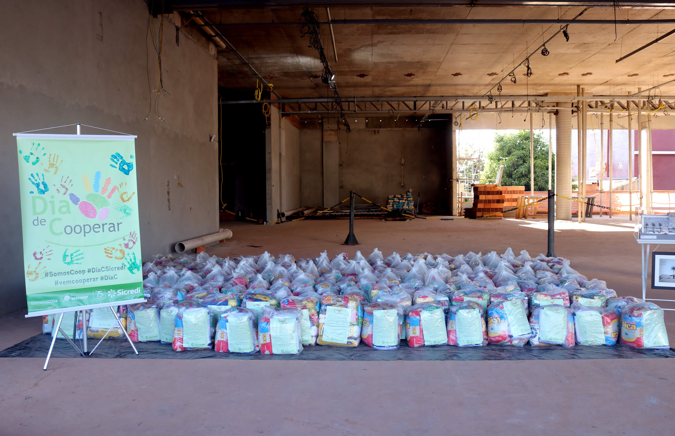 SICREDI ENTREGA 223 CESTAS BÁSICAS PARA O CRAS DE TRÊS DE MAIO 