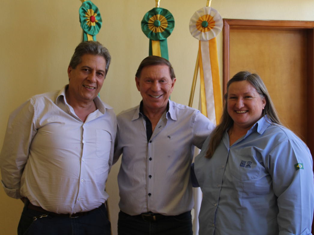 EXECUTIVO REBECE A VISITA DE GERENTES DA EMATER