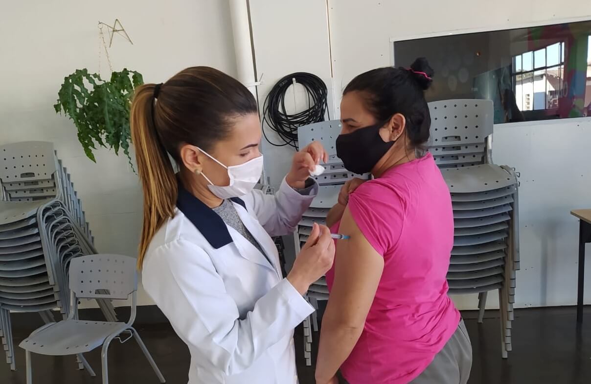 POPULAÇÃO ACIMA DE 42 ANOS É IMUNIZADA CONTRA A COVID-19 EM TRÊS DE MAIO