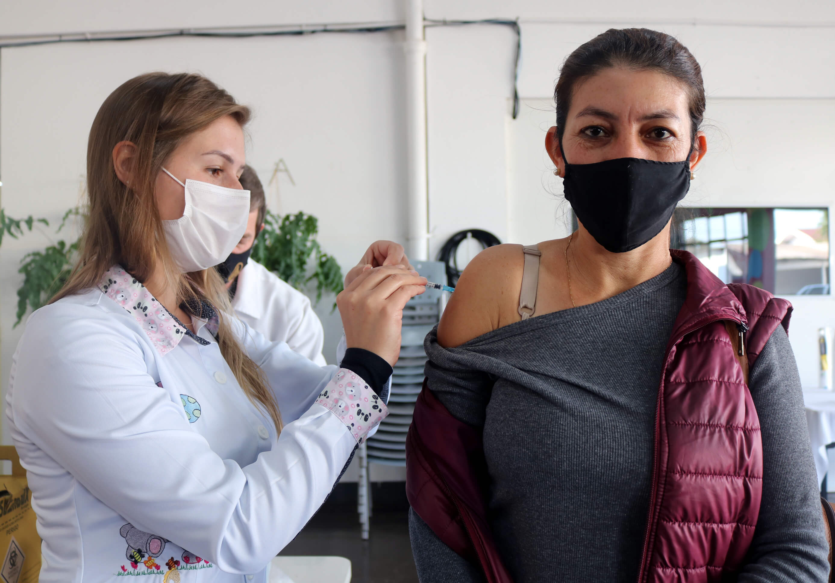 POPULAÇÃO ACIMA DE 47 ANOS É IMUNIZADA CONTRA A COVID-19 EM TRÊS DE MAIO