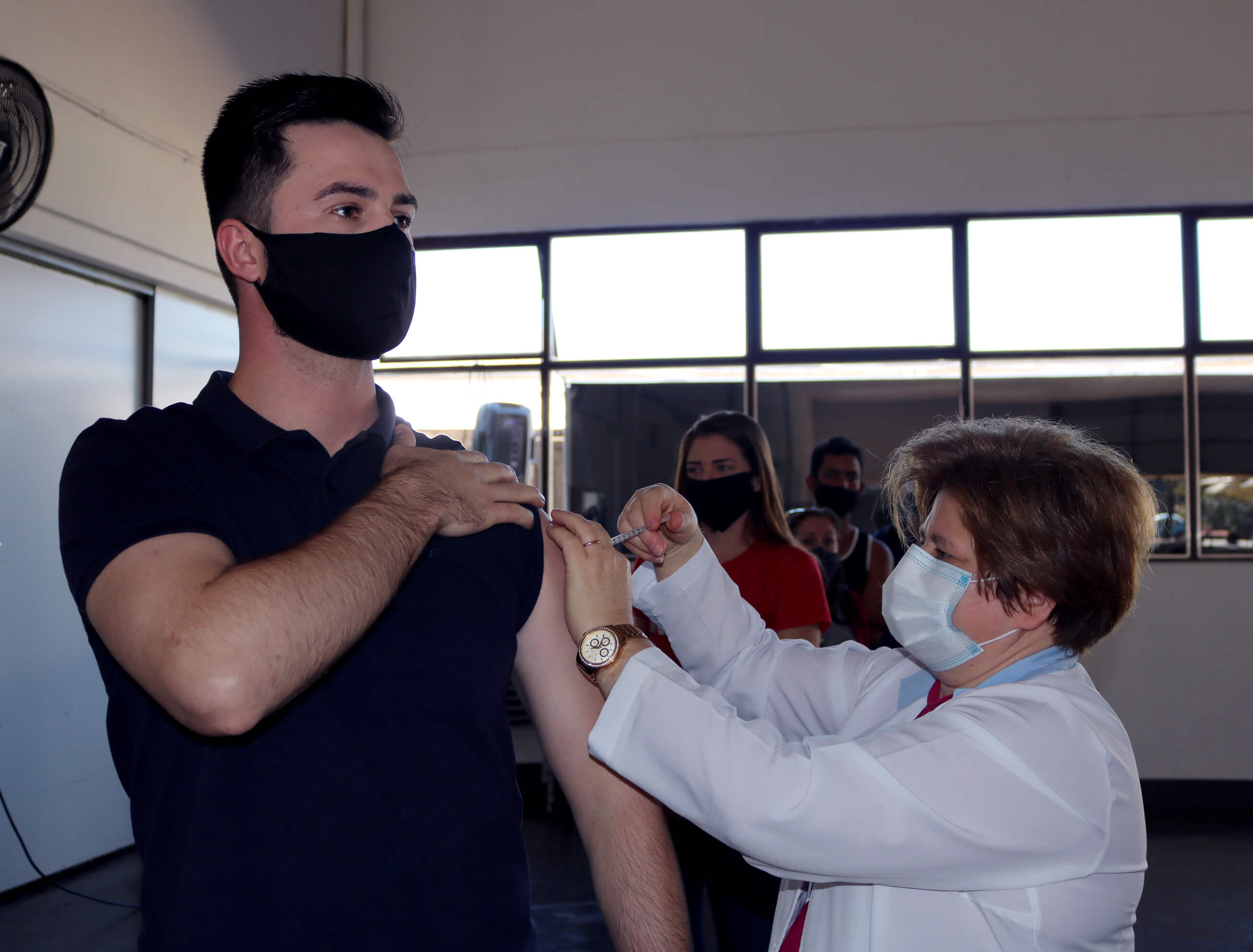 VACINAÇÃO CONTRA A COVID-19 EM PESSOAS ACIMA DE 25 ANOS OCORREU ONTEM