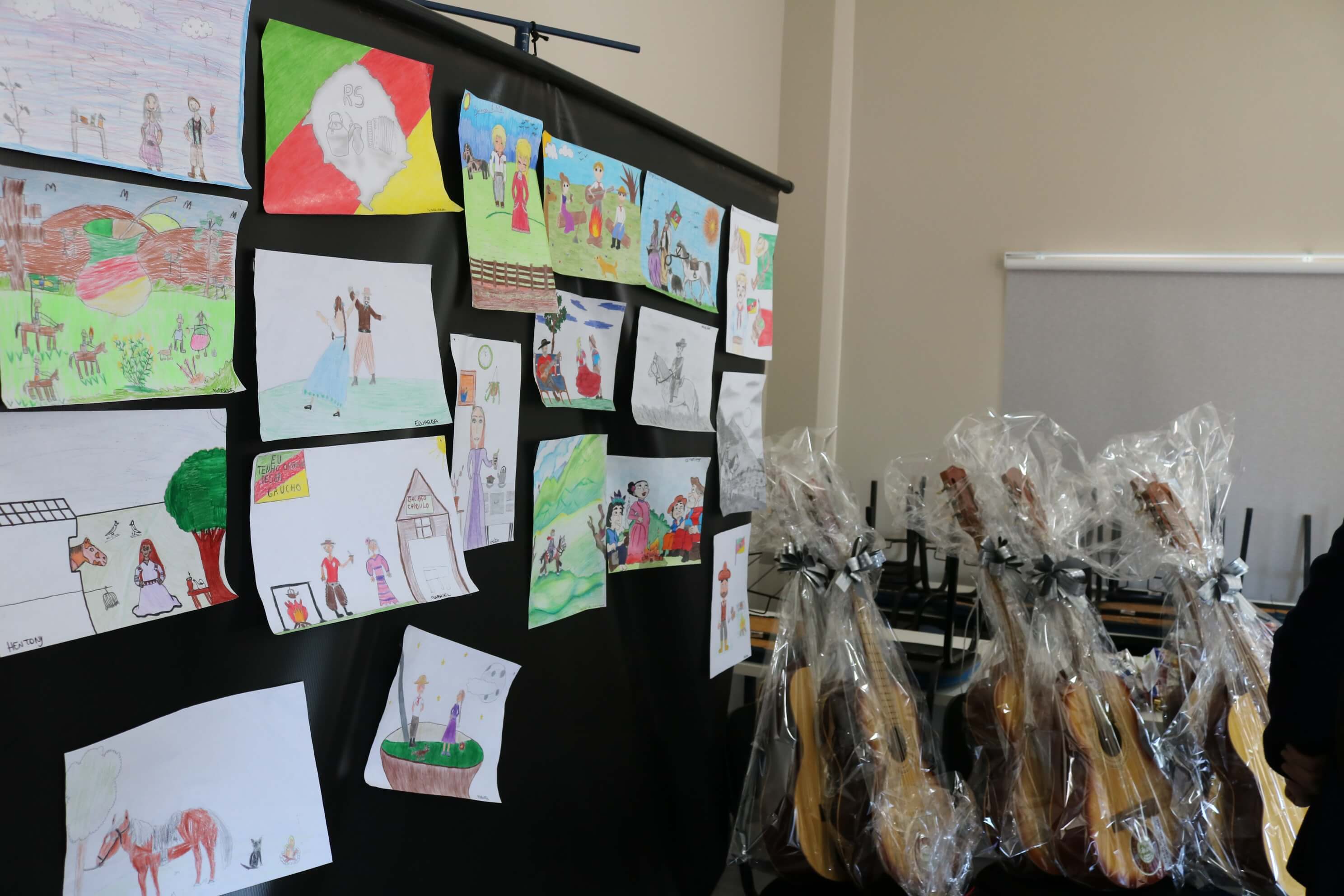 MEDALHAS E CERTIFICADOS DO 2º CONCURSO DE DESENHO FORAM ENTREGUES HOJE