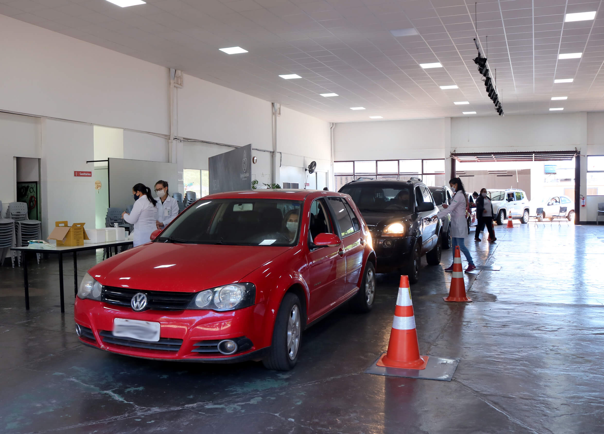 DRIVE-THRU DE IMUNIZAÇÃO CONTRA A COVID-19 OCORREU HOJE