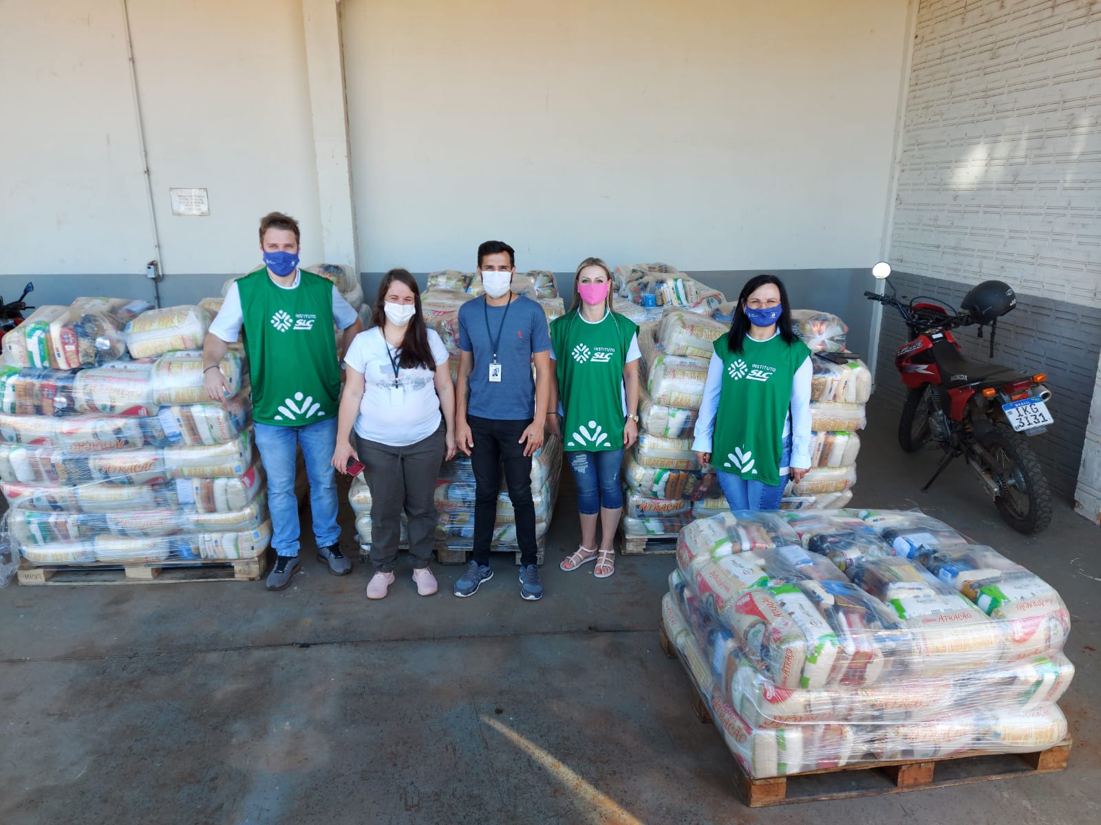 SLC ENTREGA 48 CESTAS BÁSICAS PARA TRÊS DE MAIO