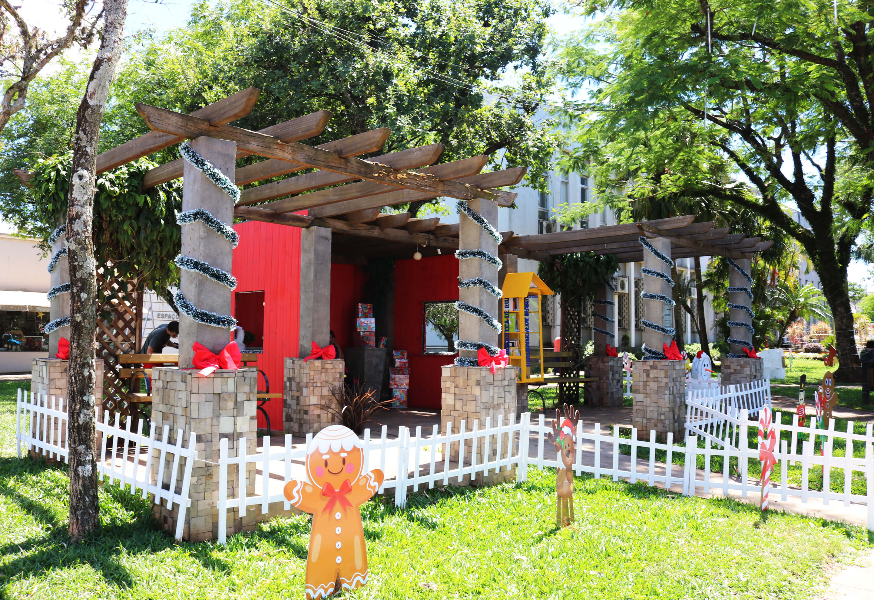 DECORAÇÃO NATALINA ESTÁ SENDO FURTADA E DANIFICADA