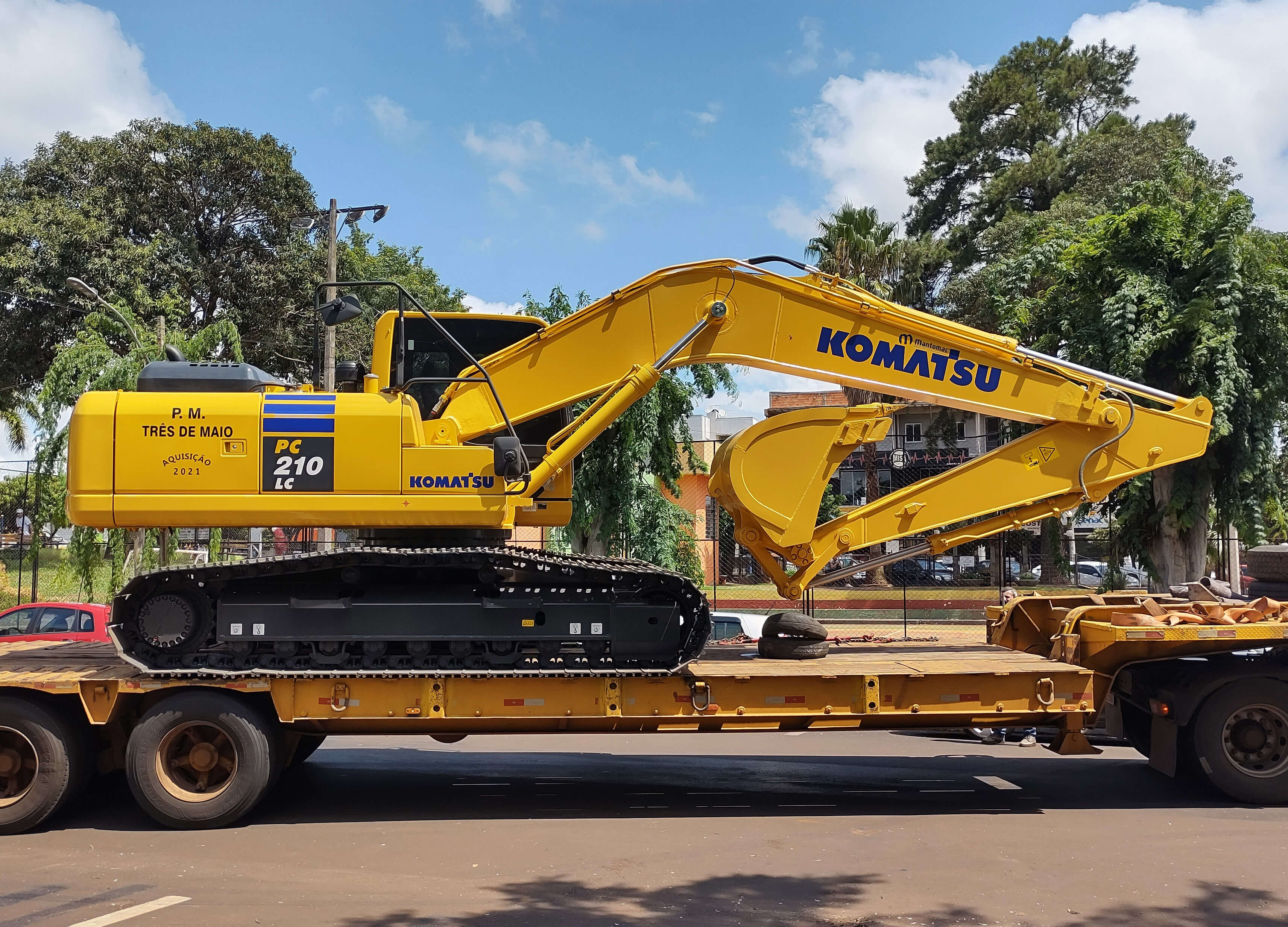 MUNICÍPIO ADQUIRE ESCAVADEIRA HIDRÁULICA