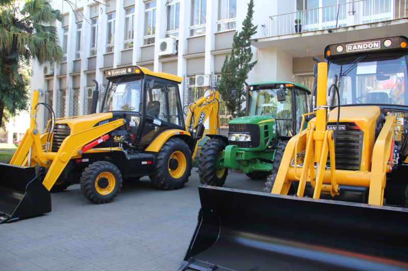 Três de Maio recebe novas máquinas para Agricultura